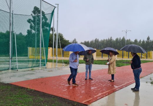 A alcaldesa visitou co presidente do Club de Atletismo Narón a nova pista de lanzamentos de Río Seco